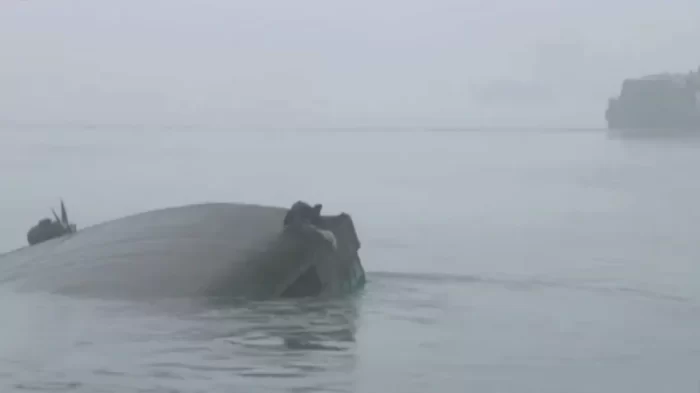 পদ্মায় ফেরিডুবি: ভেসে যাচ্ছে ট্রাক