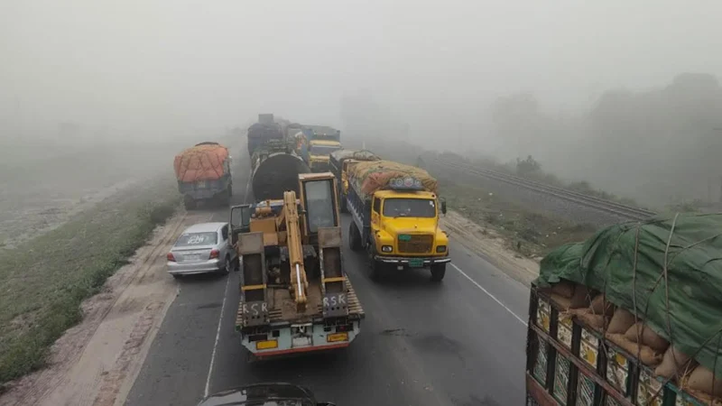 ঘন কুয়াশায় বঙ্গবন্ধু সেতু‌ মহাসড়কে ১৩ কিমি যানজট