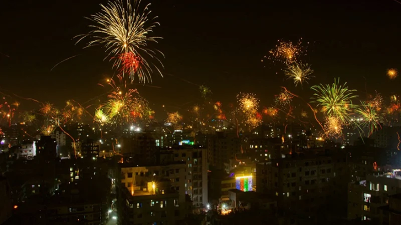 নিষেধাজ্ঞার পরও আতশবাজি-ফানুসে নতুন বছর উদযাপন