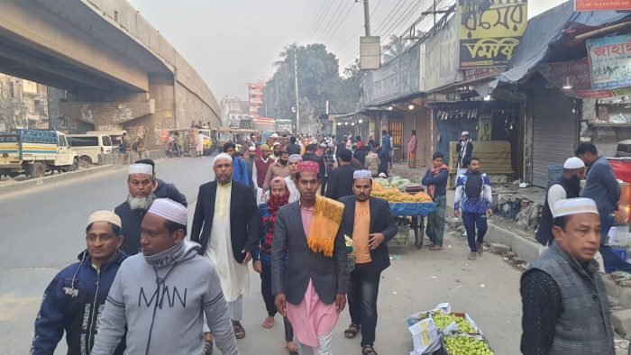 আখেরি মোনাজাতে অংশ নিতে হেঁটে যাচ্ছেন মুসুল্লিরা