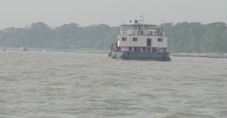 ৭ ঘণ্টা পর শরীয়তপুর-চাঁদপুর রুটে ফেরি চলাচল শুরু