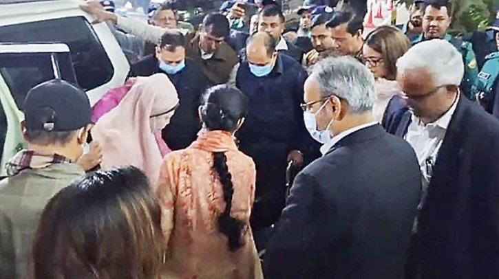 খালেদা জিয়া হাসপাতাল থেকে বাসায় ফিরেছেন