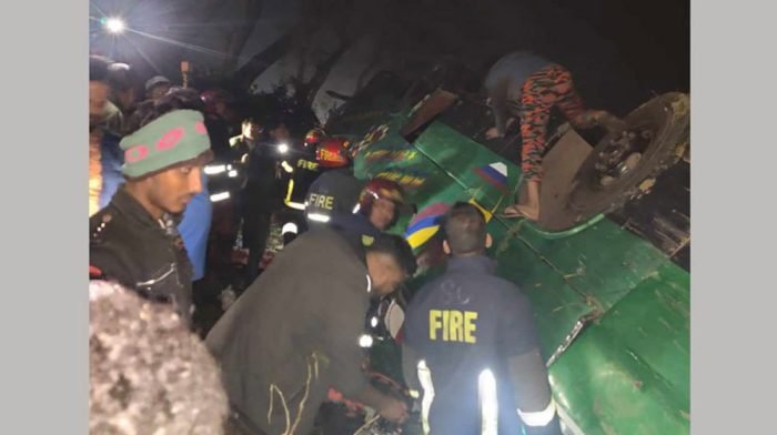 দাউদকান্দিতে বাস নিয়ন্ত্রণ হারিয়ে খাদে, চালক নিহত আহত ২০