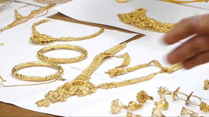 চুরির ৫২ ভরি স্বর্ণালংকারসহ চট্টগ্রামে গ্রেপ্তার ৬