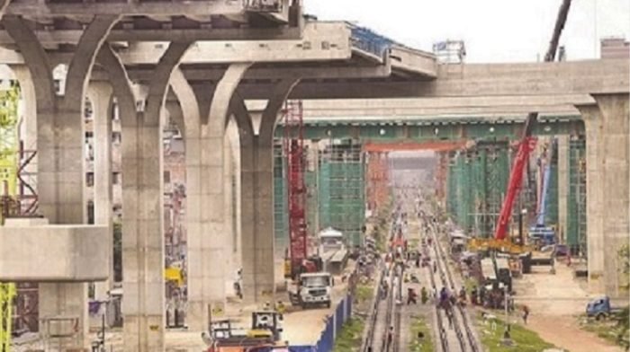 রেললাইনে পড়ল এলিভেটেড এক্সপ্রেসওয়ের ক্রেন, চলাচল বন্ধ ট্রেন