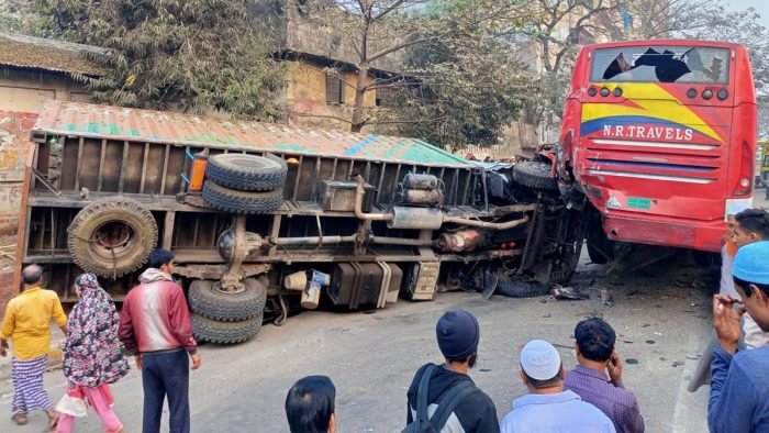 নরসিংদীতে বাস-কাভার্ডভ্যানের সংঘর্ষে নিহত ২