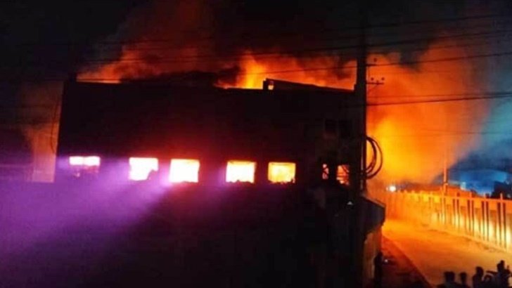 রাজধানীতে ফার্নিচারের দোকানে আগুন