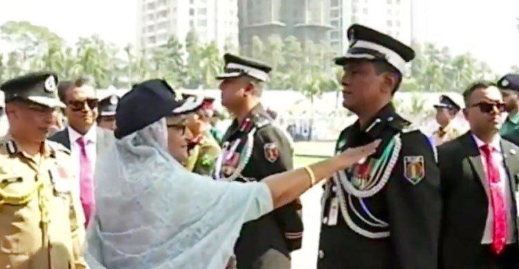 পুলিশের ৪০০ কর্মকর্তা ও সদস্যকে পদক পরিয়ে দিলেন প্রধানমন্ত্রী
