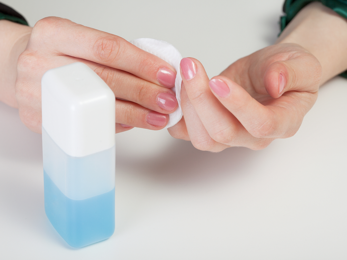 নেইলপলিশ অপসারণ করতে গিয়ে অগ্নিদগ্ধ