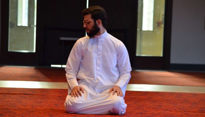 ভুলে প্রথমে বাম দিকে সালাম ফেরালে যা করবেন