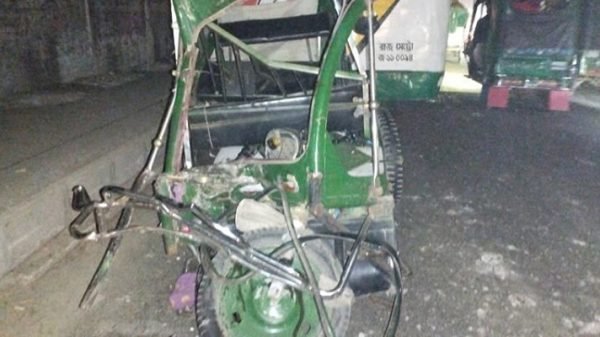 চালককে গাছের সঙ্গে বেঁধে অটোরিকশা নিয়ে পালাল দুর্বৃত্তরা