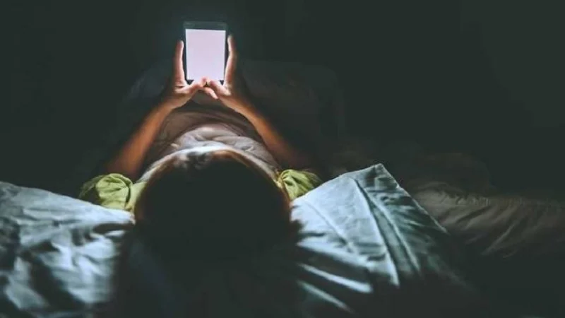 সকালে ঘুম থেকেই উঠেই ফোন ঘাঁটেন? কী মারাত্মক বিপদ হতে পারে জানলে অবাক হবেন