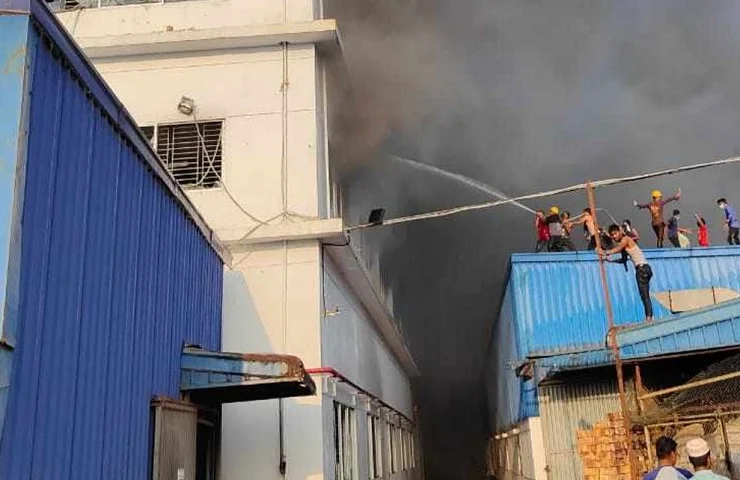 গাজীপুরে মোজা তৈরির কারখানায় আগুন, নিয়ন্ত্রণে ৪ ইউনিট