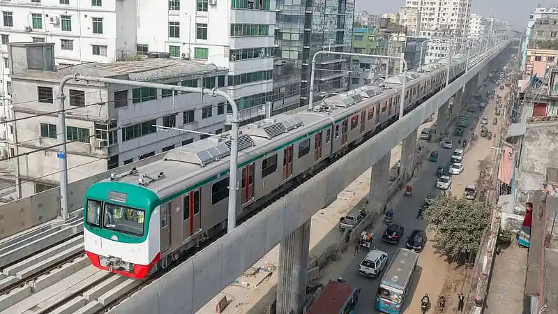 ঘুড়ি বেলুন ফানুস নিয়ে বেকায়দায় মেট্রোরেল