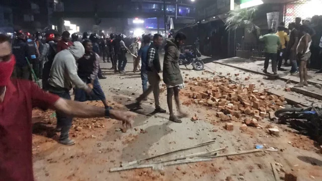 সিগারেটের ধোঁয়া ছাড়া নিয়ে লঙ্কাকাণ্ড, ৭ পুলিশসহ আহত অর্ধশত