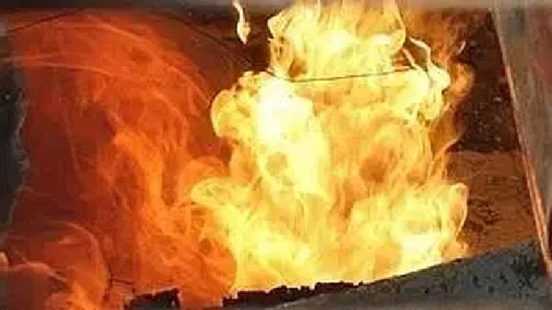 এক্সপ্রেসওয়ের নির্মাণকাজে গ্যাসের পাইপ ফেটে সড়কে আগুন