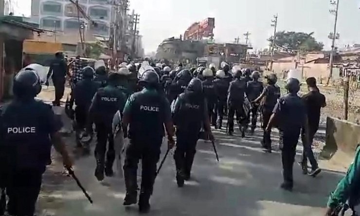 গাজীপুরে মহাসড়কে শ্রমিকদের বিক্ষোভ, পুলিশের টিয়ার শেল নিক্ষেপ