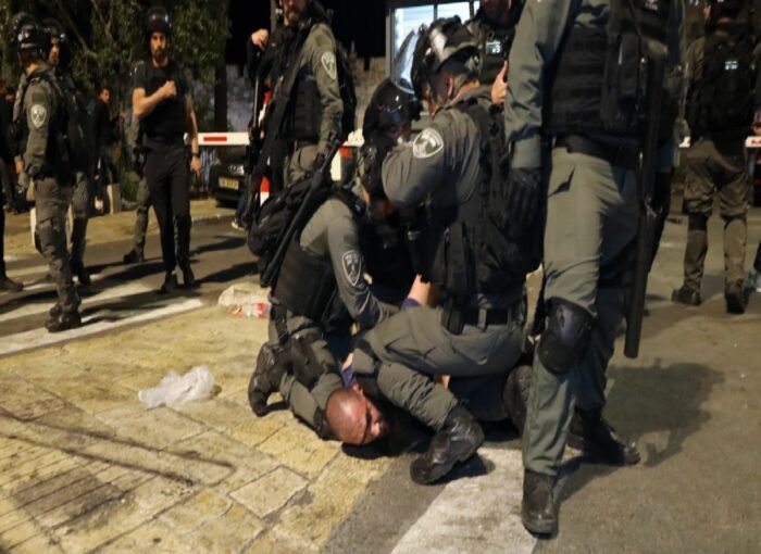 আল আকসা থেকে মুসল্লিদের পিটিয়ে বের করা হলো