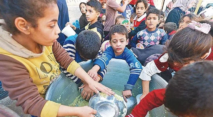 ত্রাণের অপেক্ষায় থাকা ফিলিস্তিনিদের ওপর হামলা, নিহত ২৯