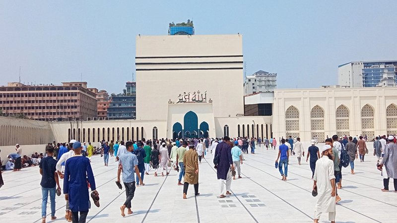 রোজার প্রথম জুমায় বায়তুল মোকাররমে মুসল্লিদের ঢল