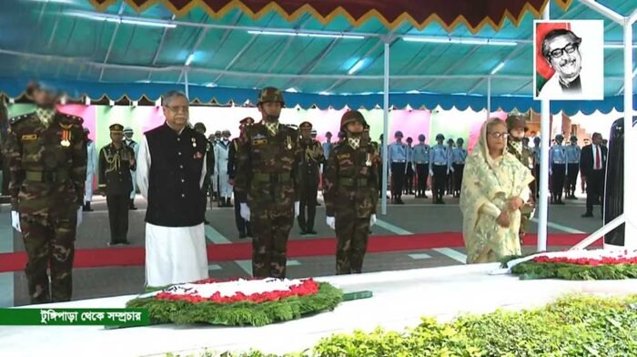 টুঙ্গিপাড়ায় বঙ্গবন্ধুর সমাধিতে রাষ্ট্রপতি ও প্রধানমন্ত্রীর শ্রদ্ধা