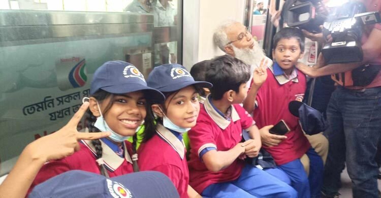 মেট্রোরেলে চড়ে উচ্ছ্বসিত ৫০ সুবিধাবঞ্চিত শিশু