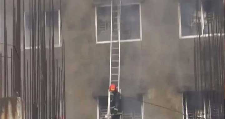 ৯ ঘণ্টা পর ডেমরার পোশাক গোডাউনের আগুন নিয়ন্ত্রণে