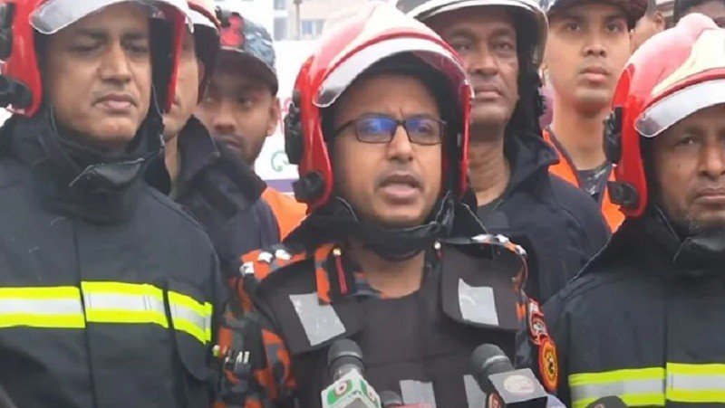 আগুন লাগা ভবনটি ঝুঁকিপূর্ণ, ভেঙে পড়তে পারে