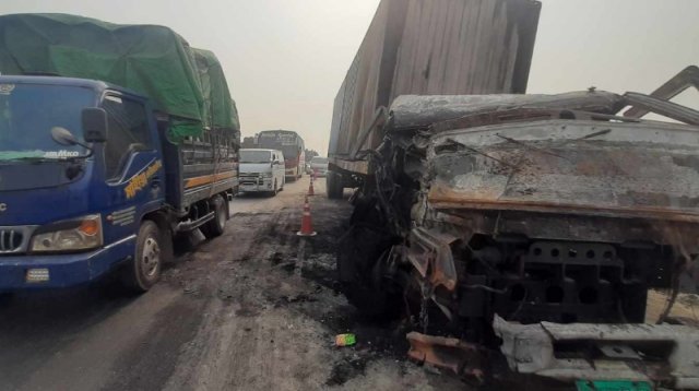 টাঙ্গাইলে লরি–কাভার্ডভ্যান মুখোমুখি সংঘর্ষে আগুন, নিহত ১