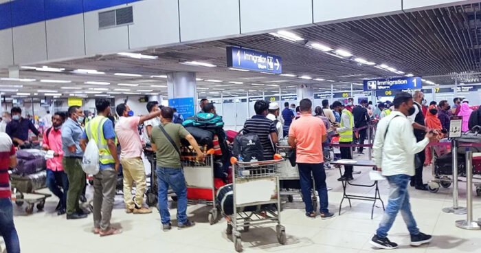 বছরের ব্যবধানে বেড়েছে দেশ ছাড়ার প্রবণতা