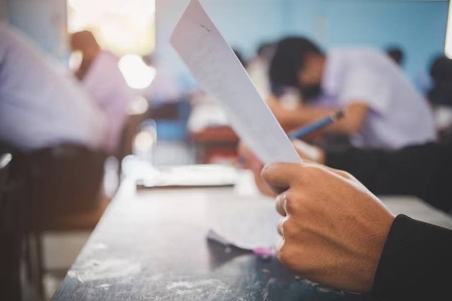 পরীক্ষায় না দেখানোয় কিশোরকে কোপাল তিন সহপাঠী