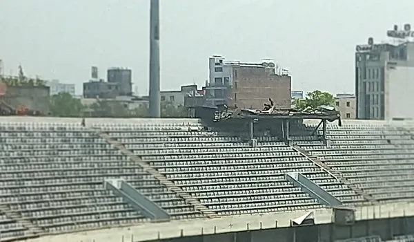 ভেঙে পড়েছে শের-ই বাংলার জায়ান্ট স্ক্রিন