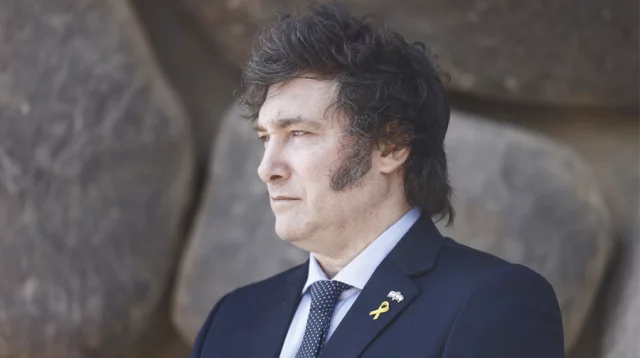 দায়িত্ব নিয়ে ৭০ হাজার কর্মী ছাটাই করছেন আর্জেন্টিনার প্রেসিডেন্ট