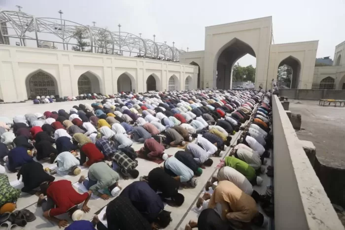 রমজানের তৃতীয় জুমায় জাতীয় মসজিদে মুসল্লিদের ঢল, নামাজ আদায়