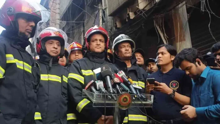 বুড়িগঙ্গার পানি এনে নেভানো হয় চকবাজারের আগুন