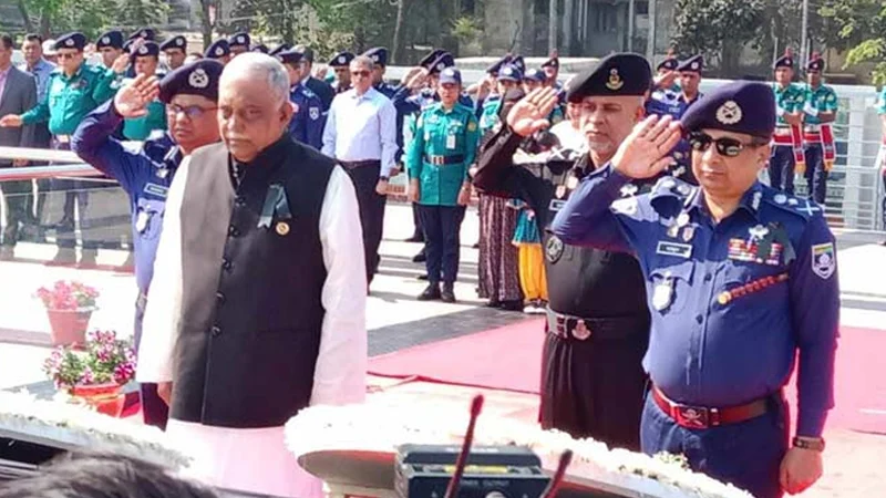নিহত পুলিশ সদস্যদের প্রতি স্বরাষ্ট্রমন্ত্রী ও আইজিপির শ্রদ্ধা