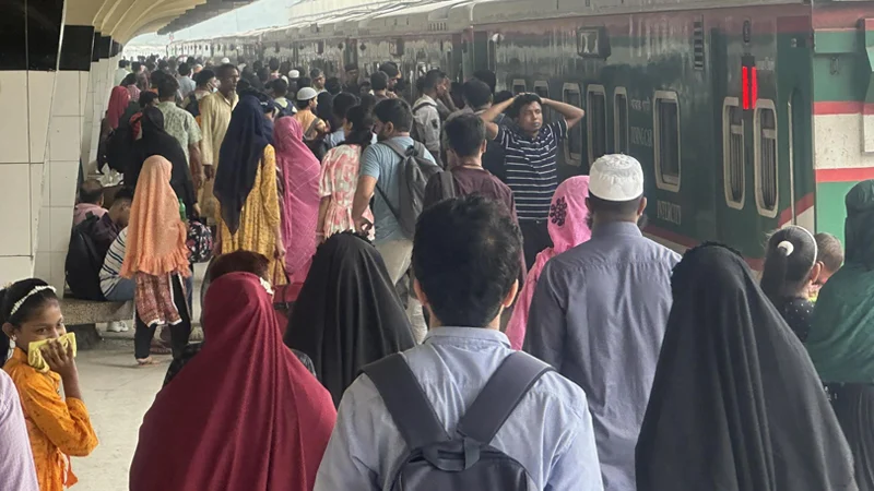 ঈদযাত্রায় কমলাপুর স্টেশনে ঘরমুখো মানুষের উপচে পড়া ভিড়