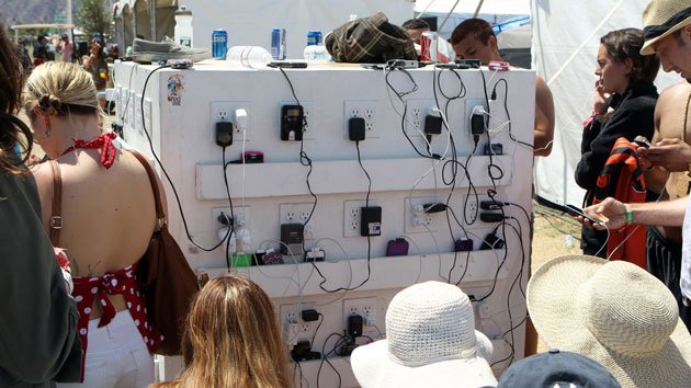 পাবলিক চার্জিং স্টেশনে ফোন চার্জ দেওয়া যে কারণে ঝুঁকিপূর্ণ