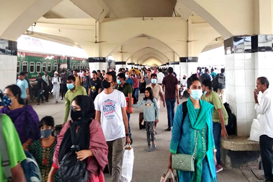 কমলাপুরে ঘরমুখো মানুষের চাপ, সময়মতো ছাড়ছে ট্রেন