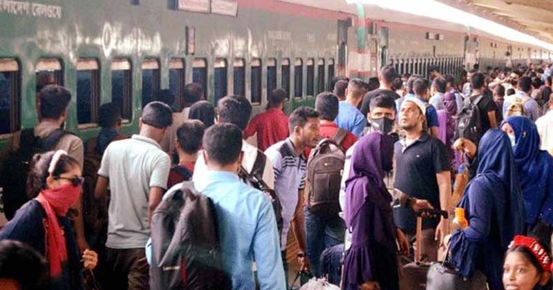 ঘরমুখী মানুষের চাপ বেড়েছে কমলাপুর স্টেশনে