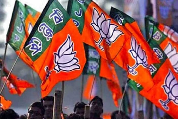 প্রচারে বেরিয়ে মহিলাদের চুমু, পিঠে হাত খগেনের! বিজেপি প্রার্থীর কাণ্ডে বিতর্ক তুঙ্গে