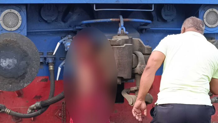 পঞ্চগড় এক্সপ্রেসের ইঞ্জিনে নারীর ঝুলন্ত লাশ