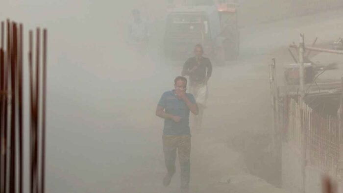 বায়ুদূষণের তালিকাতে শীর্ষে দিল্লি, ঢাকা কত?