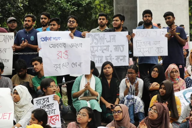 বুয়েট শিক্ষার্থীরা দাবিতে অনড়, পরীক্ষা বর্জন