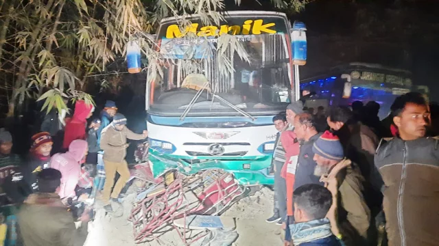 বাস-অটোরিকশা সংঘর্ষ, নিহত ৩