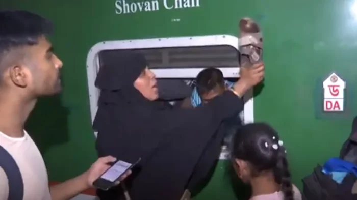 ট্রেনে উঠতে না পেরে স্যান্ডেল খুলে গেটে দাঁড়ানো যাত্রীদের পেটালেন এক নারী