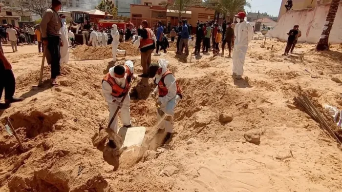 গাজায় গণকবর থেকে প্রায় ৪০০ মরদেহ উদ্ধার