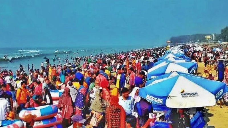 ঈদের দ্বিতীয় দিনে সমুদ্র সৈকতে পর্যটকের ঢল
