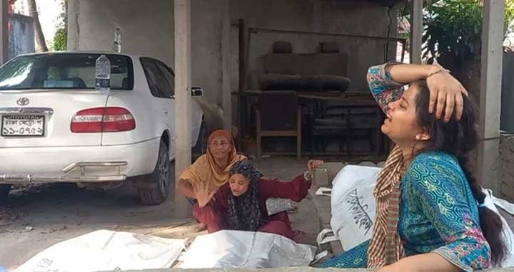 সকালেই মুন্সীগঞ্জের সড়কে ঝরল একই পরিবারের ৩ জনের প্রাণ