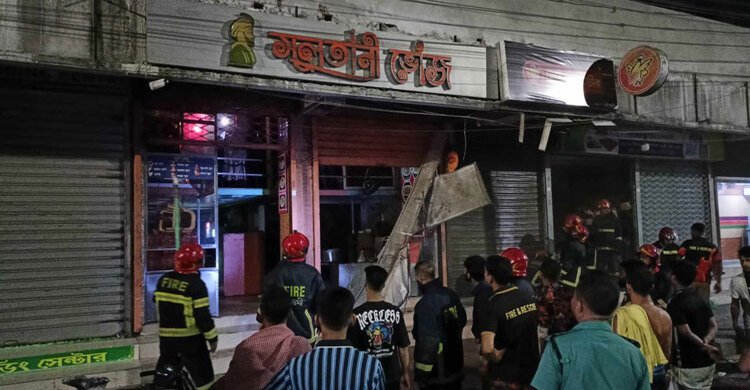 মধ্যরাতে নীলক্ষেতে হোটেলে আগুন